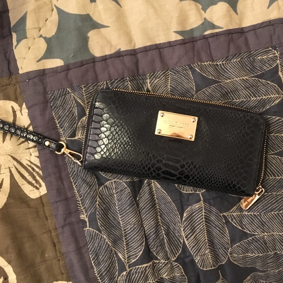 EUC Michael Kors Wristlet - Picture 2 of 5